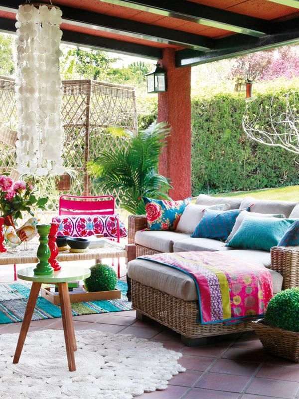 überdachte-terrasse-möbel-ideen-ausgefallene-textilien-muster-farben-kräftig