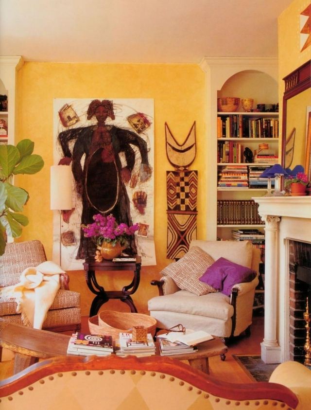 Afrikanisch-anmutende-Möbel-Wandschmuck-Dekorationen-kräftige-farben