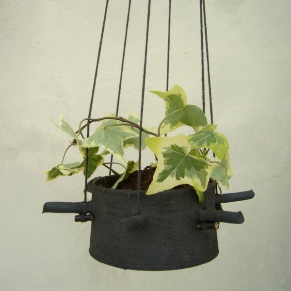 Alter-Kochtopf-hängende-Pflanzen-umtopfen