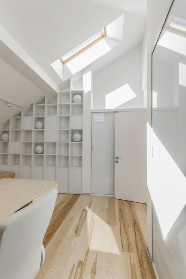 Arbeitszimmer-mit-weißen-quadratischen-Modulen