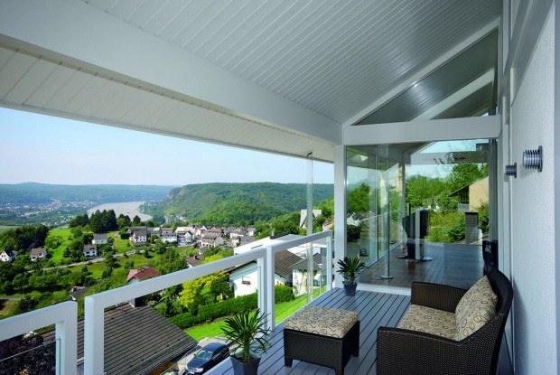 Balkonideen zum Gestalten und Dekorieren Aussichtsbalkon-Glas-Umwehrungen-Polyrattan-Sessel-FUßlehne-Kaffeetisch