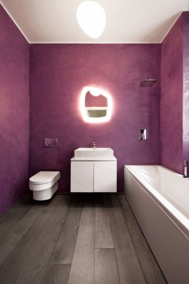 Bad-Gestaltung-Farben-purpur-matt-Putz-Effekt-Wandspiegel-integriertes-licht