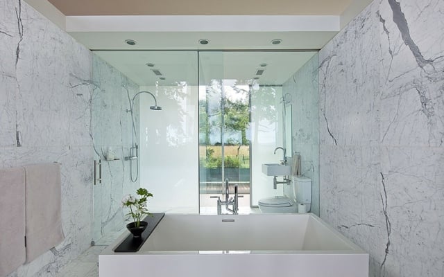 Glaswand freistehende Badewanne Marmor Duschkabine