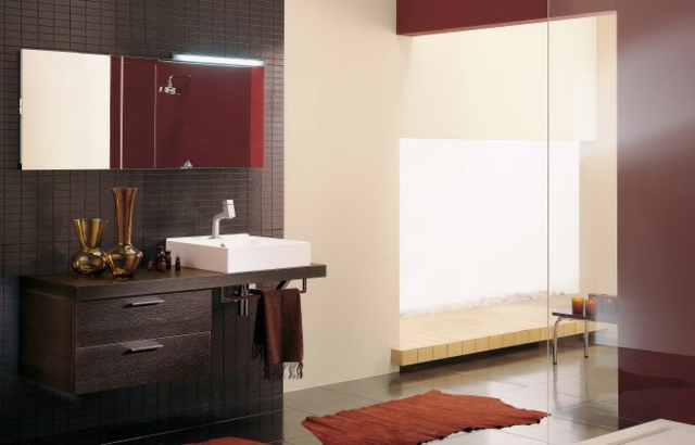 Badezimmermöbel-in-dunkler-Farbe-Braun-weißes-Waschbecken