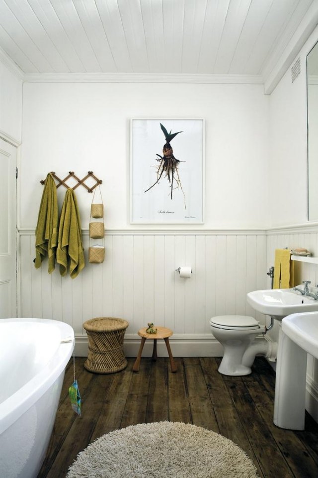 Badezimmer-Bilder-Einrichtung-dielenboden-rustikal-rundteppich-shaggy-weiße-wände