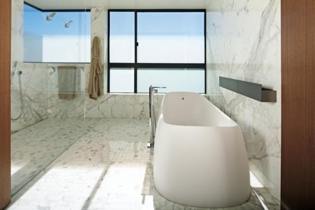 Badezimmer-Bilder-Ideen-moderne-ergonomische-badewanne-marmor-wand-effekt