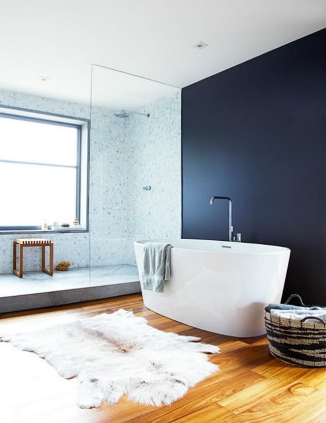 Badezimmer-Bilder-Ideen-skandinavischer-einrichtungsstil-teppich-fell-optik