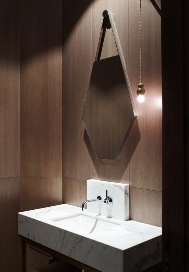 Badezimmer-Bilder-moderne-formensprache-wandspiegel-rhombisch-marmor-waschbecken