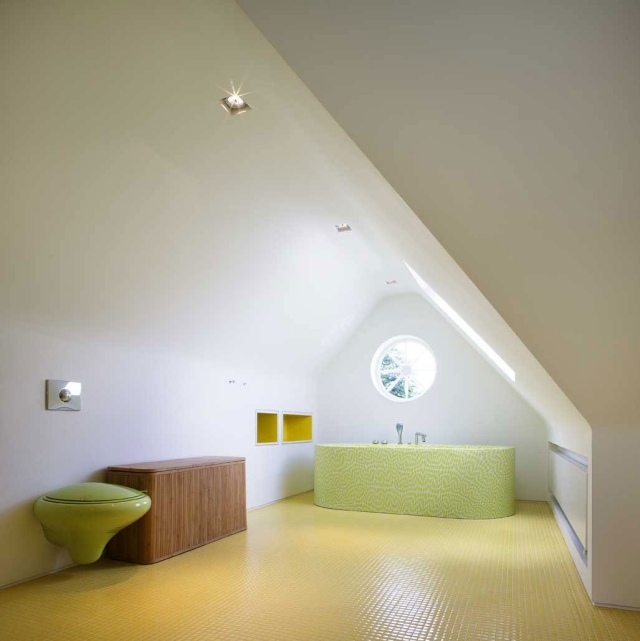Badezimmer-Dachschräge-grüne-badausstattung-boden-mosaikfliesen-gelb