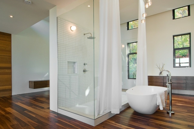 Boden freistehende weiße Badewanne Glaswand Duschkabine