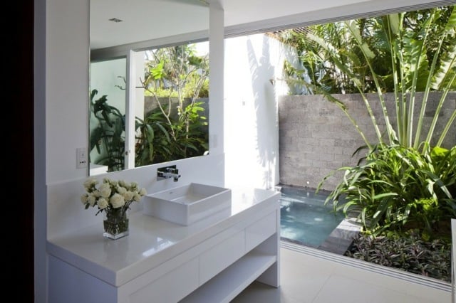 Badezimmer-in-Weiß-mit-Schiebewand