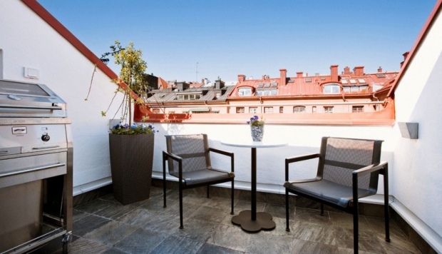 Balkon-Fußboden-verfliest-Outdoor-Küche-Edelstahl-Ofen-Stühle