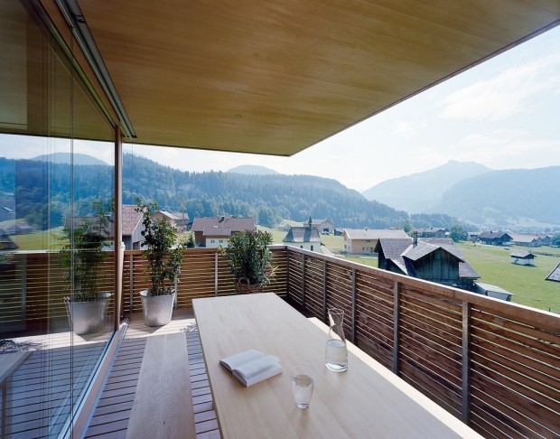 Balkon-mit-Holz-Geländer-Umwehrungen-Esstisch-Sitzbank-outdoor