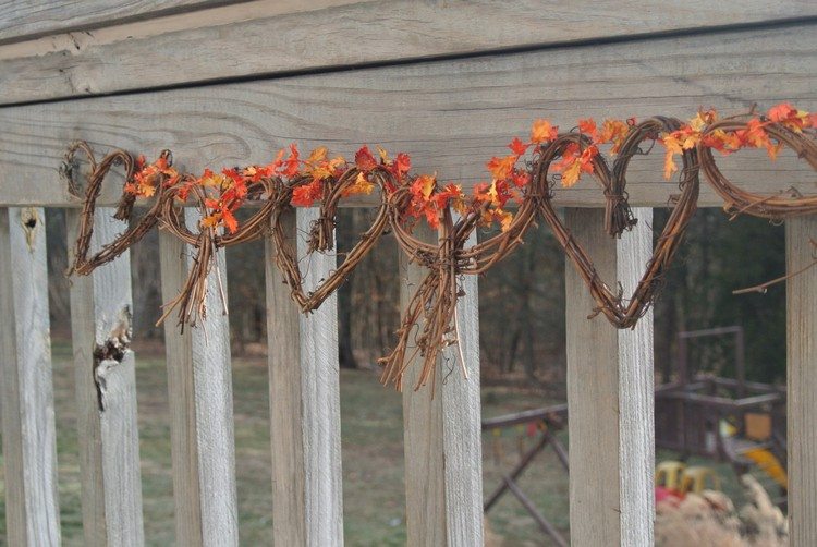 Bastelideen-Herbstdeko-girlande-ranken-herzen-herbstblatter