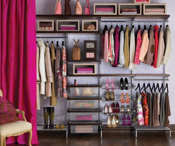 Begehbarer-Kleiderschrank-für-kleines-Zimmer-purpur-farben-vorhang-gardinenstange