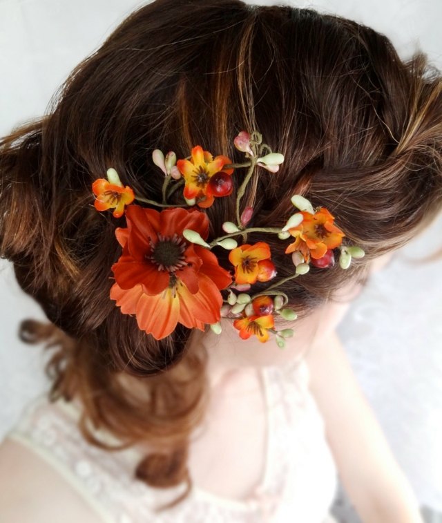 Blumen-als-Haaraccessoire-in-den-Herbst