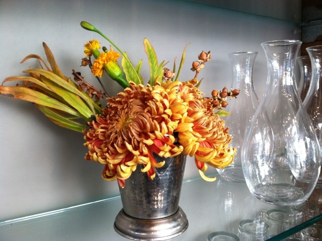Blumenarrangement-Herbstblüten-Tischdekoration-ideen