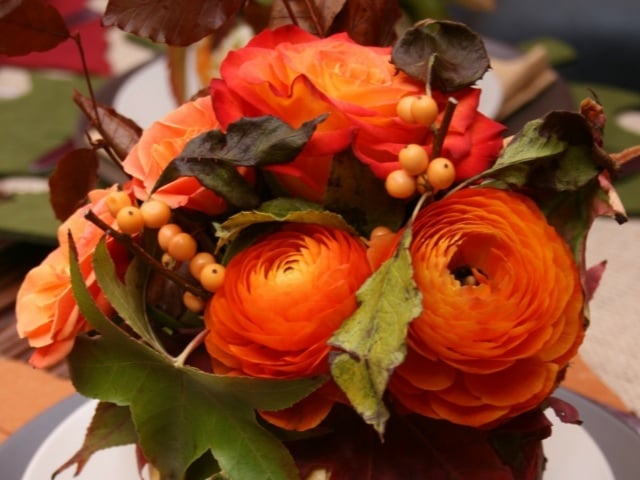 Blumendeko-für-Herbst-Blätter-und-Blumen