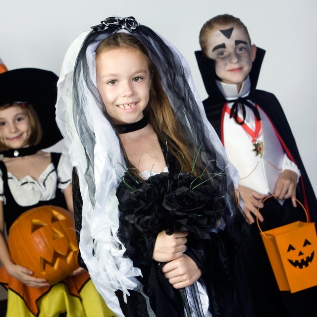 Braut-in-Schwarz-Halloween-Party