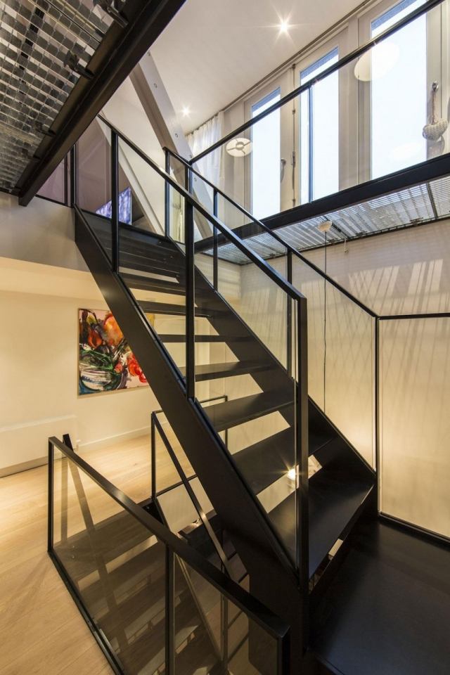 Brüstungen-Stahltreppe-schwarz-lackiert-Penthouse-Innenarchitektur