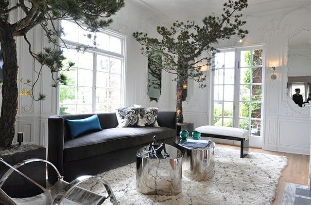 Bäume-als-Deko-klassische-weiße-Möbel-mit-Metalltische