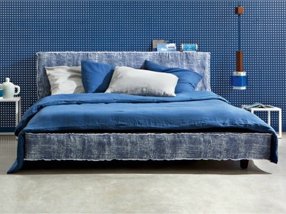 Doppelbett-mit-Polster-bedeckt-Holzbeine-in-Blau