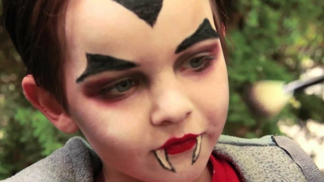 Drakula-Kinder-Make-up-für-Halloween