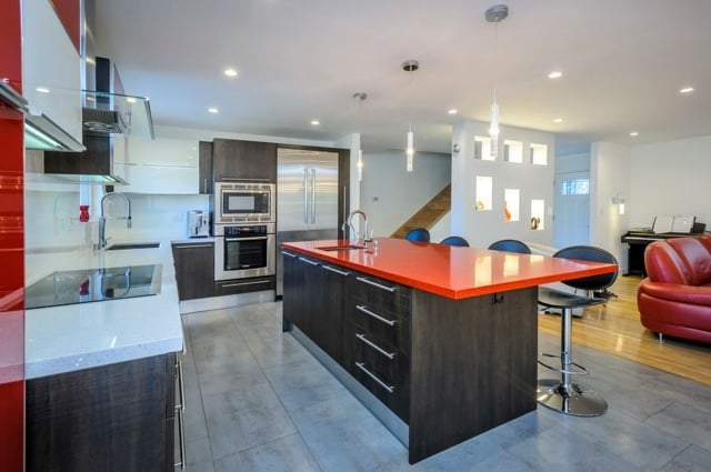 Kochinsel orange Arbeitsplatte modernes Wohnzimmer
