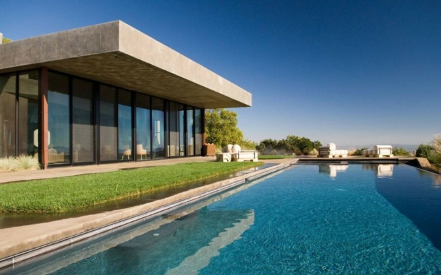 Pool Rasenfläche Sonnenschutz modern Design