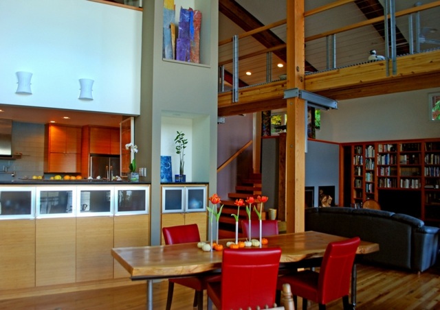 Eichenholz rote Stühle modern Esszimmer hohe Decke