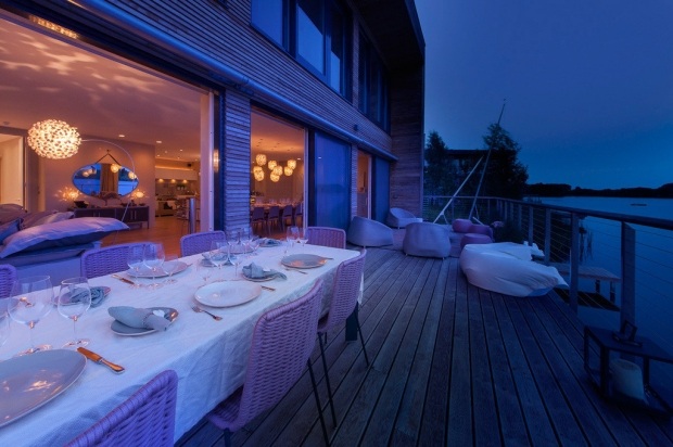 Esstisch-gedeckt-auf-Balkon-Sitzsack-romantisches-Abendessen-Ideen