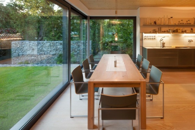 Küche Holz Tisch Laminatboden Glasfassade