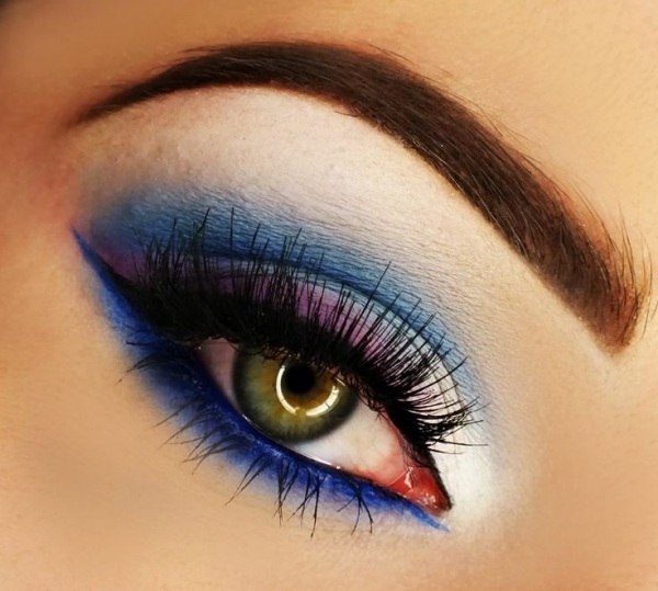 Eyeliner-matte-Schminke-in-Violett-die-Wasserlinie-nachzeichnen