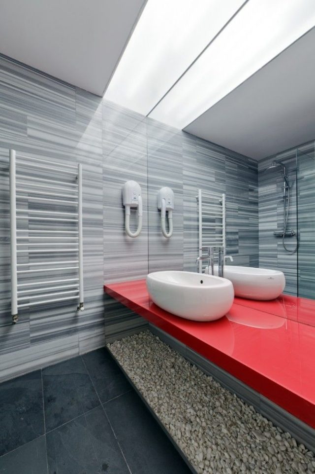 Farbgestaltung-Badezimmer-Waschbeckenboard-Hochglanz-Rot-verflieste-wände