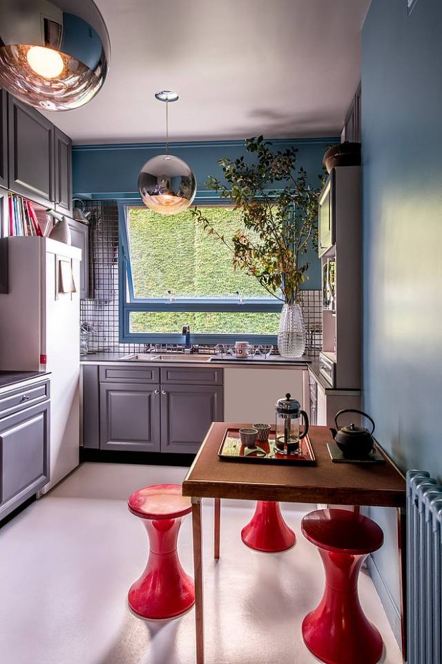 Farbgestaltung-Küche-blaue-wand-rote-Stühle-victor-hugo-apartment