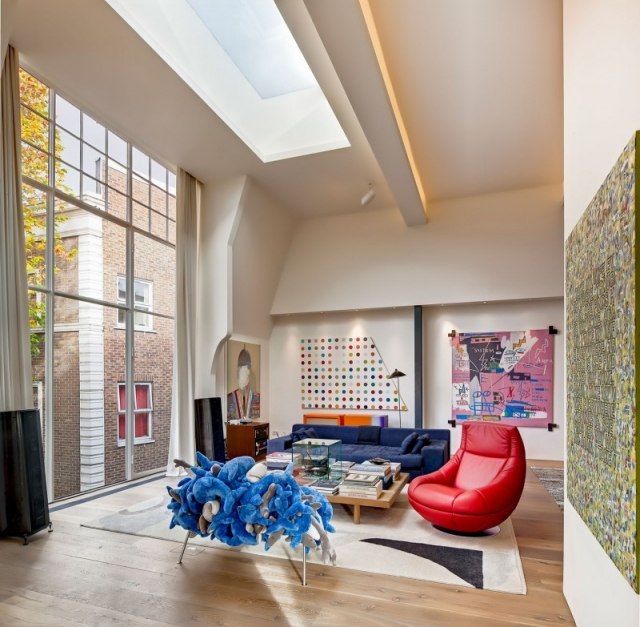 Farbgestaltung-Wohnzimmer-Roter-Sessel-Sofa-Samtig-Blau-Wanddeko-Tupfer