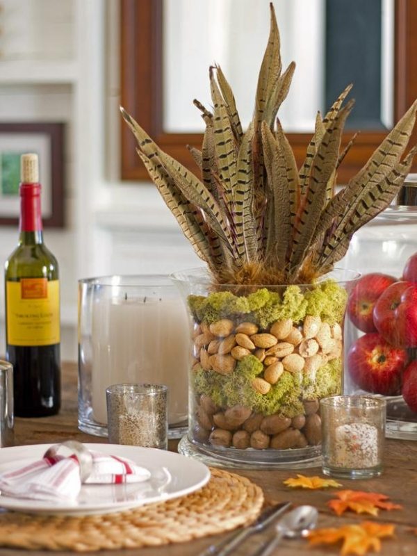 Feder-Nüsse-Moos-Glas-Behälter-Dekorationsideen-Herbst-Tisch