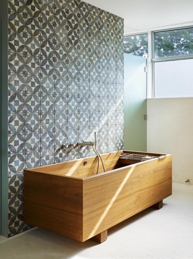 Fliesen-Akzente-Badezimmer-dezente-Farbgebung-freistehende-holzbadewanne