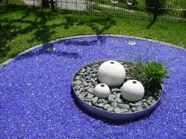 Gartengestaltung-mit-Glaskies-in-Blau