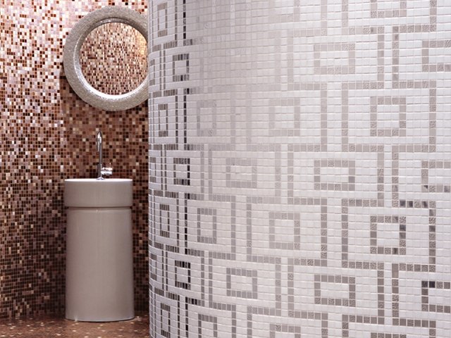 Geometrische-Badezimmer-Fliesen-Muster-Mosaike-dezente-Farbgebung-gold-effekt