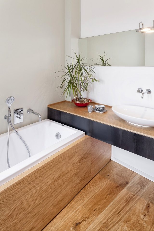 Gestaltung-Ideen-modernes-Bad-Holzfußboden-Badewanne-Außenverkleidung