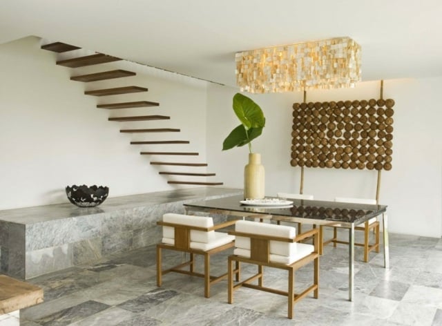 Stühle Rattan Kokos Schalen Marmor Boden Treppe