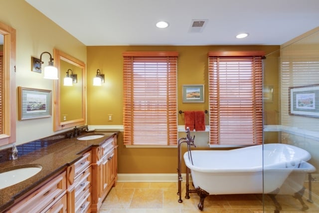 Gold-Inneneinrichtung-badezimmer-wände-badewanne-freistehend-rote-jalousien