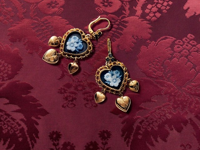 Goldene-Ohrringe-mit-Herzform-Dolce-und-Gabbana