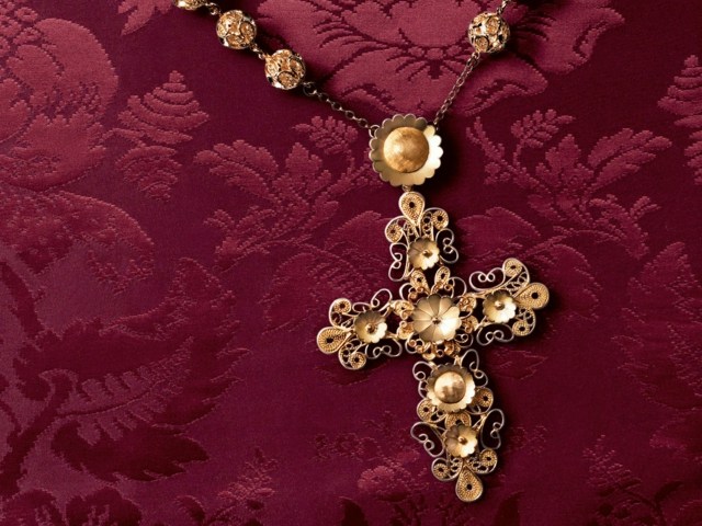 Goldkette-von-Dolce-und-Gabbana-mit-Anhänger-Kreuz
