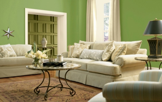 Grün-als-Wandfarbe-im-Wohnzimmer