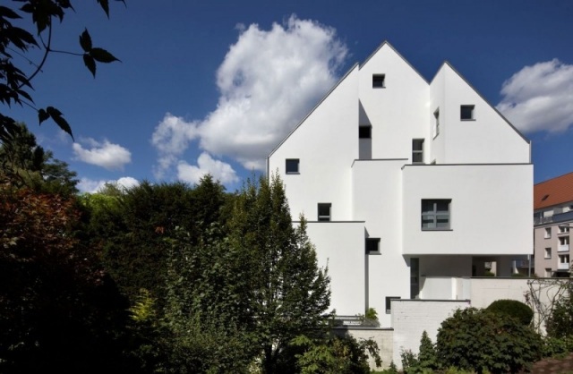 Haus-KLR-Renovierung-durchgeführt-weiße-fassade-architektonische-hierarchie