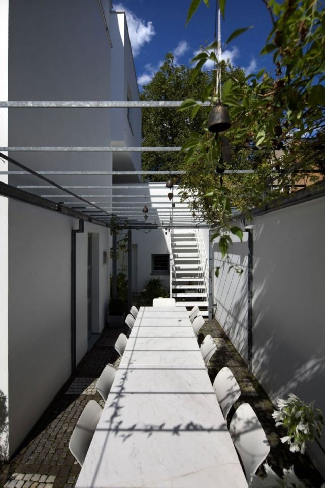 Haus-Renoviert-Garten-Terrasse-Esstisch-im-Freien-weiß-Stühle