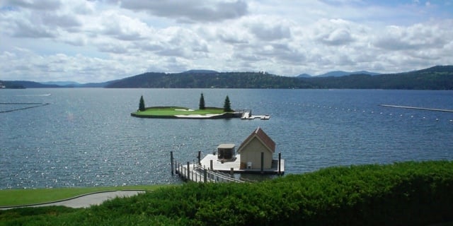 Haus-am-See-schwimmender-Golfplatz