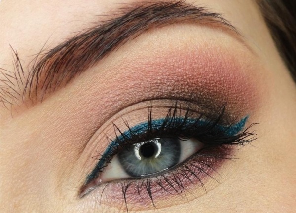 Herbst-Lidschminke-farbiger-Eyeliner-in-Blau-schwarze-Mascara-betont-Augenbrauen